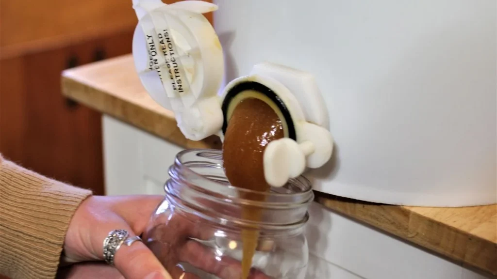 jarring raw honey